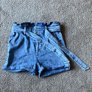 Ruffled denim shorts